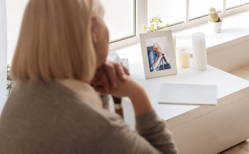 亡くなった家族の物が捨てられないときの対処法