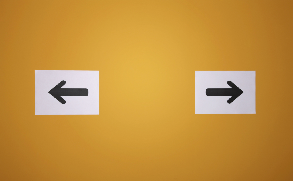 自分で遺品整理する場合と業者に依頼する場合の違い