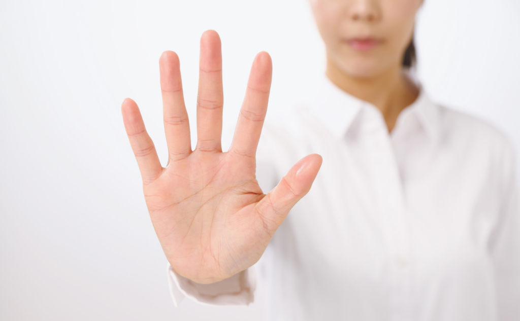 突っ張り棒だけで家具の転倒防止は十分?